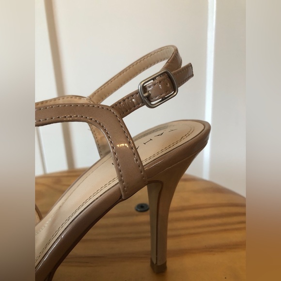 Tahari Patent Leather Heels in Nude, Size 7 - Picture 7 of 12